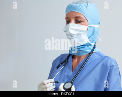 Chirurgen tragen chirurgische Peelings und Maske Stockfoto