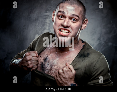 Mann posiert auf grauem Hintergrund Stockfoto