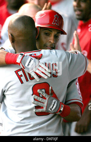 22. Juli 2009 ist - Kansas City, Missouri, USA - Los Angeles Angels zweiter Basisspieler MAICER IZTURIS von CHONE FIGGINS beglückwünscht, nach der Kollision mit einer 2-Run Homers im 3. Inning. Die Los Angeles Angels besiegten die Kansas City Royals 9-6 im Kauffman Stadium in Kansas City, Missouri (Credit-Bild: © Tyson Hofsommer/Southcreek Global/ZUMA Press) Stockfoto