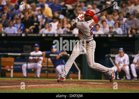 22. Juli 2009 - Kansas City, Missouri, USA - Los Angeles Angels' GARY MATTHEWS JR. folgt durch und beobachtet seinen Boden-Ball im 7. Inning. Die Los Angeles Angels besiegten die Kansas City Royals 9-6 im Kauffman Stadium in Kansas City, Missouri (Credit-Bild: © Tyson Hofsommer/Southcreek Global/ZUMA Press) Stockfoto