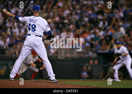 22. Juli 2009 - Kansas City, Missouri, USA - Kansas City Royals Krug JOHN BALE versucht ab Los Angeles Angels Reggie Willits im 7. Inning auszuwählen. Die Los Angeles Angels besiegten die Kansas City Royals 9-6 im Kauffman Stadium in Kansas City, Missouri (Credit-Bild: © Tyson Hofsommer/Southcreek Global/ZUMA Press) Stockfoto