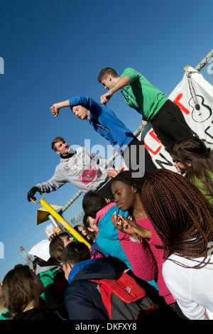 Athen, Griechenland, 5. Dezember 2013. Studenten inszenieren einen Protest außerhalb des Bildungsministeriums, Lehrer Entlassungen zu verurteilen und den Abbau des öffentlichen Bildungswesens. Sie halten Banner, Schlagzeug spielen und schreien Parolen außerhalb des Bildungsministeriums, wie sie viele Mängel in der Ausbildung wegen Budgetkürzungen konfrontiert sind. Bildnachweis: Nikolas Georgiou / Alamy Live News Stockfoto