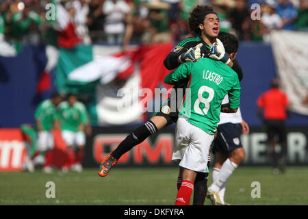 26. Juli 2009 begeistert - East Rutherford, New York, USA - GUILLERMO OCHOA Halter für Mexiko nach Mexiko Partituren ihr 4. Ziel. Mexiko Niederlagen USA 5-0 in der Concacaf Gold Cup-Finale im Giants Stadium, Rutherford NJ. (Kredit-Bild: © Tony Gruppuso/Southcreek Global/ZUMA Press) Stockfoto