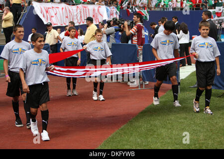 26. Juli 2009 - East Rutherford, New York, USA - Flaggen betreten des Stadions. Mexiko Niederlagen USA 5-0 in der Concacaf Gold Cup-Finale im Giants Stadium, Rutherford NJ. (Kredit-Bild: © Tony Gruppuso/Southcreek Global/ZUMA Press) Stockfoto