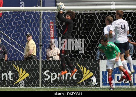 26. Juli 2009 - East Rutherford, New York, USA - GUILLERMO OCHOA mit einem anderen speichern an der Querlatte. Mexiko Niederlagen USA 5-0 in der Concacaf Gold Cup-Finale im Giants Stadium, Rutherford NJ. (Kredit-Bild: © Tony Gruppuso/Southcreek Global/ZUMA Press) Stockfoto