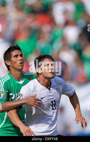 26. Juli 2009 - East Rutherford, New York, USA - Mexiko JUAN CARLOS VALENZUELA (21) und USA BRIAN CHING (11) beim CONCACAF GOLD CUP-Finale 2009 Mexiko Vs USA im riesigen Stadion in East Rutherford, New Jersey.   (Kredit-Bild: © Chaz Niell/Southcreek Global/ZUMA Press) Stockfoto