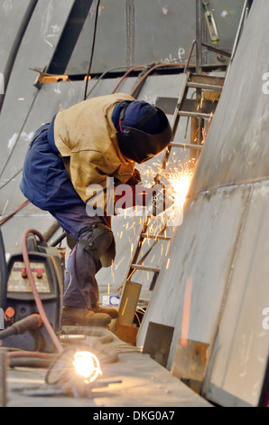Schleifen von Metall im Inneren Werft Arbeiter Stockfoto
