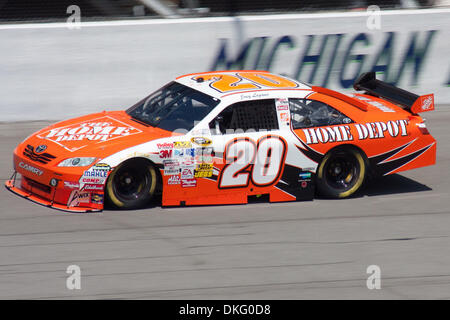 12. Juni 2009 - Brooklyn, Michigan, USA - 12. Juni 2009: Joey Logano (20) Laufwerke nach unten die wichtigsten sofort während des Trainings.  NASCAR Lifelock 400 fand auf dem Michigan International Speedway in Brooklyn, Michigan (Credit-Bild: © Alan Ashley/Southcreek Global/ZUMApress.com) Stockfoto