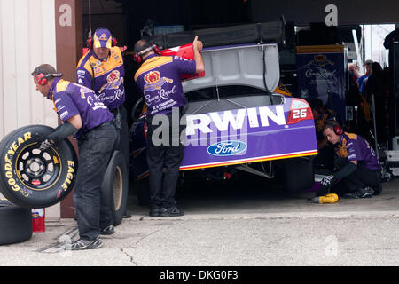 13. Juni 2009 - Brooklyn, Michigan, USA - 13. Juni 2009: The #26 Crew hat einige Arbeit in der Garage beim Vormittagstraining. NASCAR Lifelock 400 fand auf dem Michigan International Speedway in Brooklyn, Michigan (Credit-Bild: © Alan Ashley/Southcreek Global/ZUMApress.com) Stockfoto