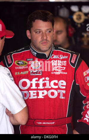 13. Juni 2009 - Brooklyn, Michigan, USA - 13. Juni 2009: Tony Stewart steht in seiner Garage.  NASCAR Lifelock 400 fand auf dem Michigan International Speedway in Brooklyn, Michigan (Credit-Bild: © Alan Ashley/Southcreek Global/ZUMApress.com) Stockfoto