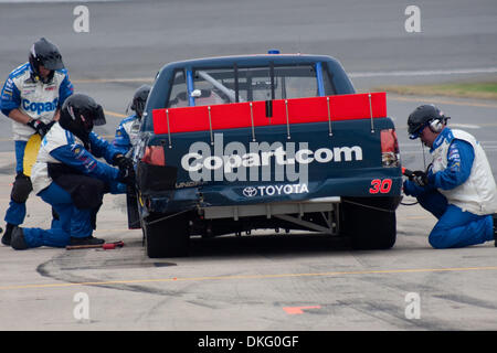 13. Juni 2009 - Brooklyn, Michigan, USA - 13. Juni 2009: Todd Bodine (30) bekommt seine Reifen gewechselt.  NASCAR Michigan 200 fand auf dem Michigan International Speedway in Brooklyn, Michigan (Credit-Bild: © Alan Ashley/Southcreek Global/ZUMApress.com) Stockfoto