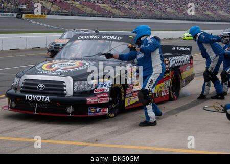 13. Juni 2009 - Brooklyn, Michigan, USA - 13. Juni 2009: Kyle Busch (51) wird das Signal, dass seinem Boxenstopp abgeschlossen ist.  NASCAR Michigan 200 fand auf dem Michigan International Speedway in Brooklyn, Michigan (Credit-Bild: © Alan Ashley/Southcreek Global/ZUMApress.com) Stockfoto