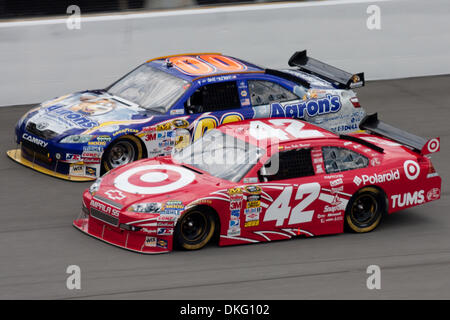 14. Juni 2009 - Brooklyn, Michigan, USA - 14. Juni 2009: Montoya (42) und David Reutimann (00) Laufwerk aus Kurve 4.  NASCAR Lifelock 400 fand auf dem Michigan International Speedway in Brooklyn, Michigan (Credit-Bild: © Alan Ashley/Southcreek Global/ZUMApress.com) Stockfoto