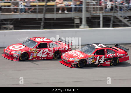 14. Juni 2009 - Brooklyn, Michigan, USA - 14. Juni 2009: Montoya (42) und Tony Stewart (14) Rennen nebeneinander aus Kurve 4.  NASCAR Lifelock 400 fand auf dem Michigan International Speedway in Brooklyn, Michigan (Credit-Bild: © Alan Ashley/Southcreek Global/ZUMApress.com) Stockfoto