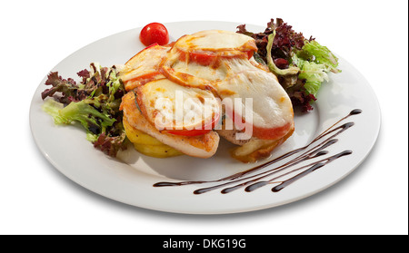 Gegrilltes Hähnchen mit geschmolzenem Käse und Gemüse isoliert auf weißem Hintergrund Stockfoto