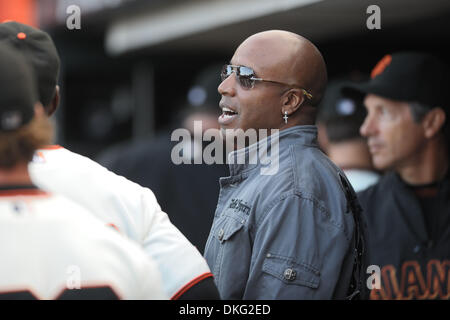 27. Juli 2009 spricht - San Francisco, Kalifornien, USA - ehemaligen riesigen BARRY BONDS mit seinen Ex-Teamkollegen vor der MLB Spiel zwischen den Pittsburgh Pirates und die San Francisco Giants im AT&T Park in San Francisco. (Kredit-Bild: © Matt Cohen/Southcreek Global/ZUMA Press) Stockfoto