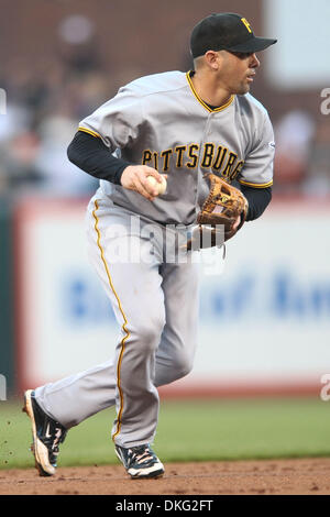 27. Juli 2009 - San Francisco, Kalifornien, USA - Pittsburgh Pirates Shortstop bereitet JACK WILSON, erste während der MLB Spiel zwischen den Pittsburgh Pirates und die San Francisco Giants im AT&T Park in San Francisco zu werfen. (Kredit-Bild: © Matt Cohen/Southcreek Global/ZUMA Press) Stockfoto