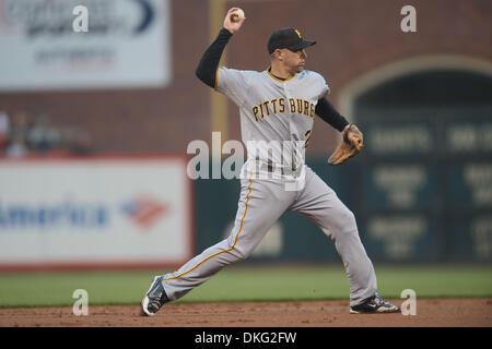 27. Juli 2009 - San Francisco, Kalifornien, USA - Pittsburgh Pirates Shortstop wirft JACK WILSON zum ersten während der MLB-Spiel zwischen den Pittsburgh Pirates und die San Francisco Giants im AT&T Park in San Francisco. (Kredit-Bild: © Matt Cohen/Southcreek Global/ZUMA Press) Stockfoto