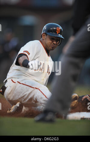 27. Juli 2009 - San Francisco, Kalifornien, USA - Riesen erster Basisspieler gleitet JESUS GUZMAN in Dritte während des MLB-Spiels zwischen den Pittsburgh Pirates und die San Francisco Giants im AT&T Park in San Francisco. (Kredit-Bild: © Matt Cohen/Southcreek Global/ZUMA Press) Stockfoto