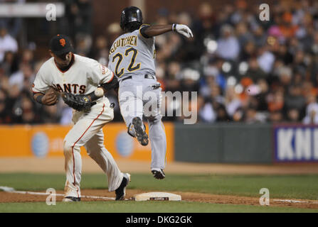 27. Juli 2009 - San Francisco, Kalifornien - San Francisco Giants erster Basisspieler JESUS GUZMAN wird der Ball, so dass Pittsburgh Pirates Outfielder ANDREW McCUTCHEN, erste in der MLB-Spiel zwischen den Pittsburgh Pirates und die San Francisco Giants im AT&T Park in San Francisco zu erreichen. (Kredit-Bild: © Matt Cohen/Southcreek Global/ZUMA Press) Stockfoto