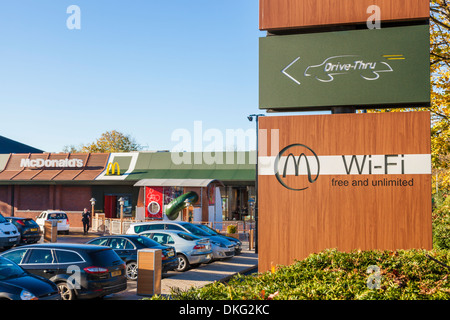 Zeichen für ein McDonald's Drive Thru mit kostenlosen und unbegrenzten Wi-fi, Nottingham, England, Großbritannien Stockfoto