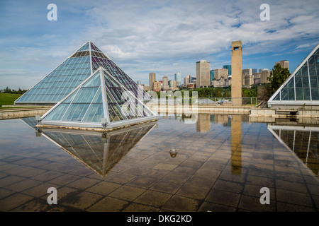 Die Muttart Conservatory Pyramiden und die Skyline der Stadt Edmonton, Alberta, Kanada. Stockfoto