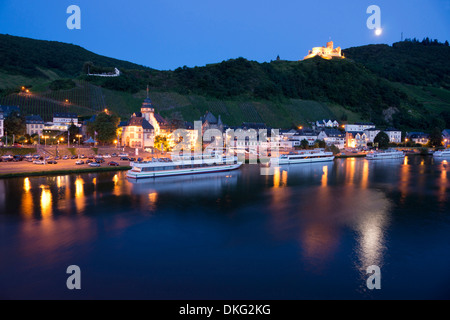 Ruine der Burg Landshut Burg im Abendlicht, Dorf Bernkastel-Kues, Mosel, Rheinland-Pfalz, Deutschland, Europa Stockfoto