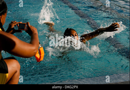 PT 309520 AMAR olympics 1 3 (24.07.2009 New Port Richey) '' Komm Katelynn!'' freiwillige Darlene Naundros schrie, als sie Bilder von Katelynn Miller, 15, nahm während der 50 Meter Freistil Hitze von den Special Olympics Swimming-Wettbewerb für das Finish erreichen. New Port Richey Aquatic Center veranstaltet die Pasco Piranhas County schwimmen treffen am Freitagabend, 24. Juli 2009, wo Stockfoto