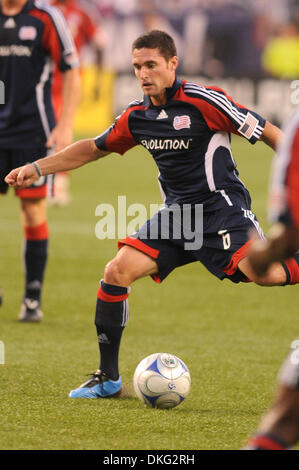 1. August 2009 - Foxboro, Massachusetts, USA - 1. August 2009: New England Revolution Verteidiger Jay Heaps (6) ständig auf das MLS-Spiel zwischen Toronto FC und die New England Revolution Kick. 1. August 2009: New England Revolution Mittelfeldspieler Kenny Mansally (29) bereitet sich auf kick in der MLS-Spiel zwischen Toronto FC und die New England Revolution. Toronto FC und die New England Revolut Stockfoto