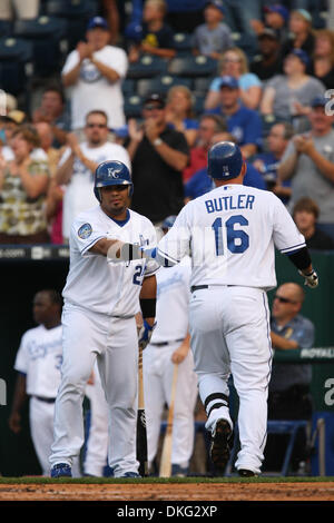 6. August 2009 - Kansas City, Missouri, USA - 6. August 2009: Kansas City Royals Catcher Brayan Pena (27) gratuliert Kansas City Royals erster Basisspieler Billy Butler (16) nach der Kollision mit Homerun, die Kansas City Royals besiegte die Seattle Mariners 8-2 im Kauffman Stadium in Kansas City, Missouri (Credit-Bild: © James Allison/Southcreek Global/ZUMApress.com) Stockfoto