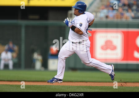 6. August 2009 - Kansas City, Missouri, USA - 6. August 2009: Kansas City Royals Catcher Brayan Pena (27) während am Donnerstag Baseball-Spiel, die Kansas City Royals besiegte die Seattle Mariners 8-2 im Kauffman Stadium in Kansas City, Missouri (Credit-Bild: © James Allison/Southcreek Global/ZUMApress.com) Stockfoto