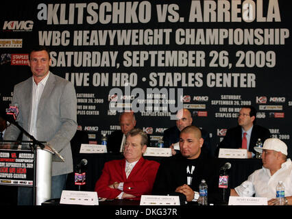 13. August 2009 - Los Angeles, Kalifornien, USA - WBC-Schwergewichts-Champion VITALI KLITSCHKO spricht auf einer Pressekonferenz zur bevorstehenden WBC-Schwergewichts-Champion-Kampf mit der amtierende WBC-Champion VITALI KLITSCHKO gegen CRISTOBAL ARREOLA im Staples Center in Los Angeles am 26. September 2009 stattfinden (Credit Bild: ZUMApress.com) Stockfoto