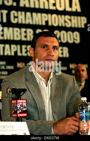 13. August 2009 - Los Angeles, Kalifornien, USA - WBC-Schwergewichts-Champion VITALI KLITSCHKO auf einer Pressekonferenz zur bevorstehenden WBC-Schwergewichts-Champion kämpfen mit der amtierende WBC-Champion VITALI KLITSCHKO gegen CRISTOBAL ARREOLA im Staples Center in Los Angeles am 26. September 2009 stattfinden (Credit Bild: ZUMApress.com) Stockfoto