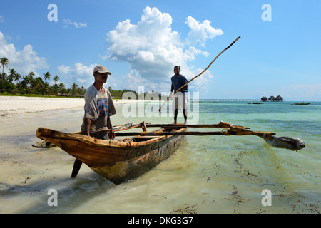 Fischer und traditionellen Auslegerboot, Bwejuu Strand, Afrika, Ostafrika, Sansibar, Tansania Stockfoto