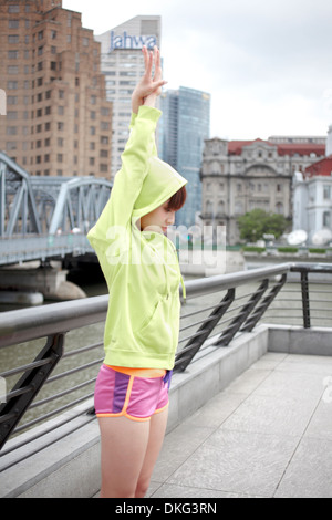 Junge weibliche Jogger dehnen Stockfoto