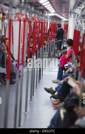 Passagiere auf MTR Zug, Hong Kong, China, Asien Stockfoto