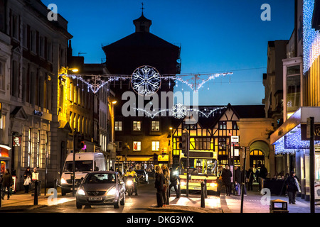 COLCHESTER HIGH STREET im Dezember mit WEIHNACHTSLICHTER zeigt Jumbo Wasserturm hinter Stockfoto