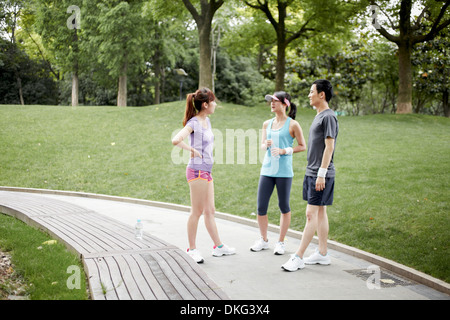 Jogger im Park unterwegs Stockfoto