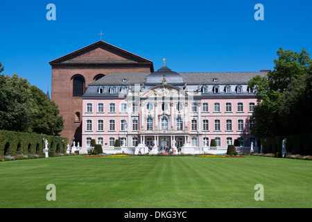 das Kurfürstliche Schloss mit Schlosspark, Stadt Trier, Trier, Rheinland-Pfalz, Deutschland, Europa Stockfoto