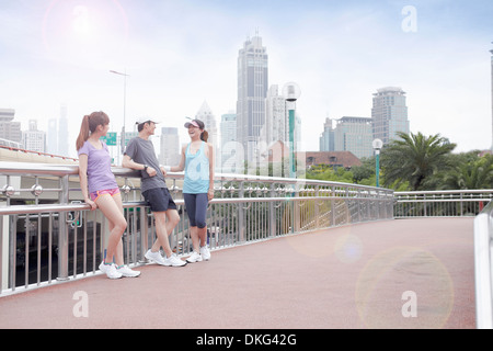 Freunde, die eine Pause vom laufen in Shanghai, China Stockfoto