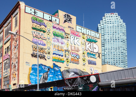 Fünf Pointz war ein Magnet für bekannte Graffiti-Künstler, Long Island City, Queens, New York City. November 2013 abgerissen. Stockfoto