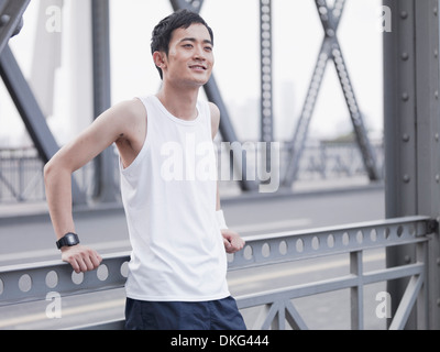 Jogger auf einer Brücke Stockfoto