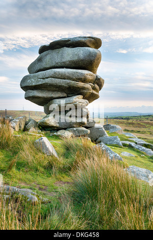 Die Cheesewring einem Felsvorsprung aus verwittertem Granitplatten scheinbar unglaublich auf Bodmin Moor in der Nähe von den Schergen ausgeglichen Stockfoto