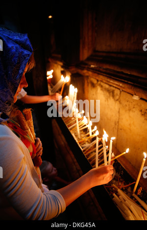 Pilger Anzünden von Kerzen in der Heilig-Grab-Kirche, Jerusalem, Israel, Nahost Stockfoto