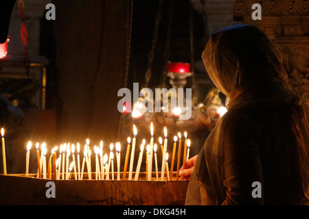 Pilger Anzünden von Kerzen in der Heilig-Grab-Kirche, Jerusalem, Israel, Nahost Stockfoto