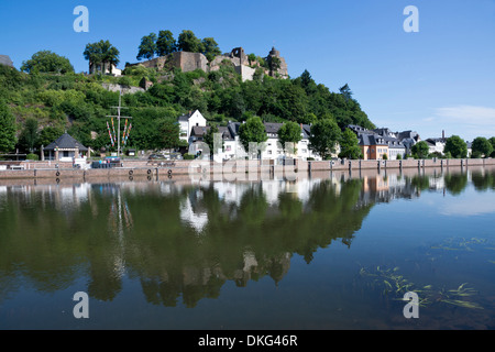 Blick über Saar River zu den Ruinen der Burg Saarburg, Saarburg Dorf, Rheinland-Pfalz, Deutschland, Europa Stockfoto