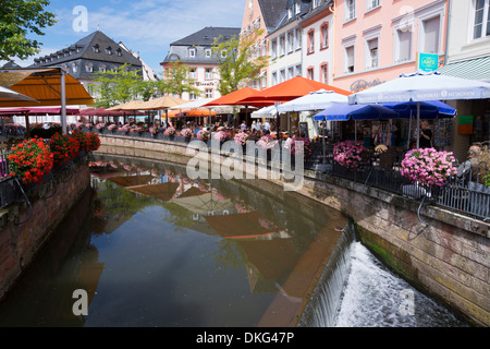 Straßencafés in Leuk Fluss, Dorf Saarburg, Rheinland-Pfalz, Deutschland, Europa Stockfoto