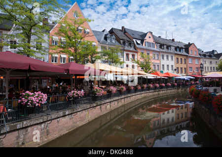 Straßencafés in Leuk Fluss, Dorf Saarburg, Rheinland-Pfalz, Deutschland, Europa Stockfoto