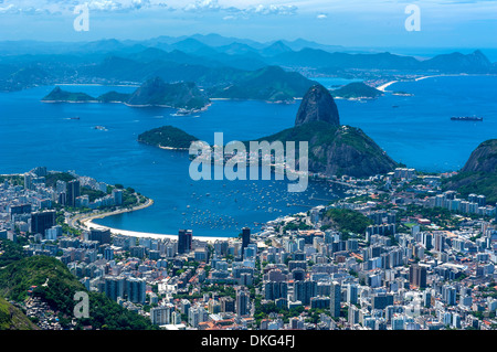 Ausblick von der Christo-Statue über Rio De Janeiro und den berühmten Zuckerhut, Rio De Janeiro, Brasilien, Südamerika Stockfoto