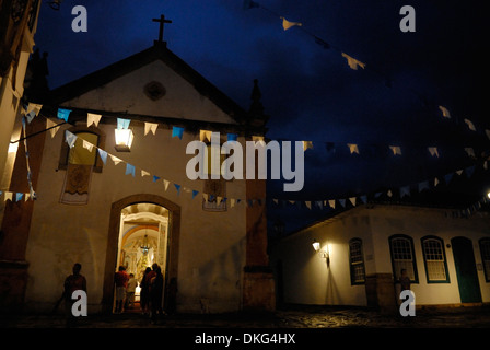 Brasilien, Paraty: Kirche Parade am Festa de São Benedito hat die Kirche Igreja de Nossa Senhora Do Rosário e São Benedito erreicht. Stockfoto